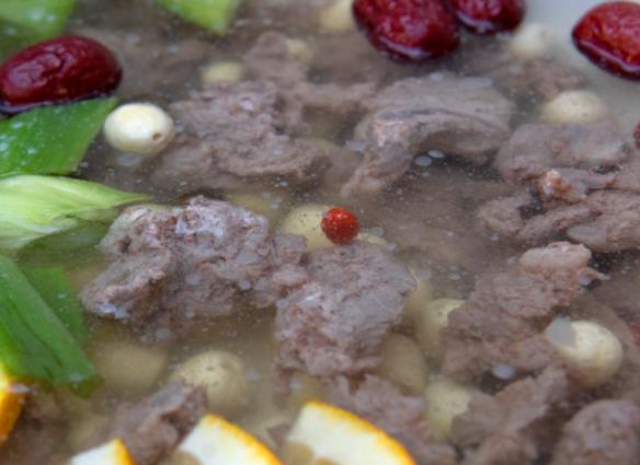 莲子清汤牛肉:芜湖市湾沚区特色美食莲子清汤牛肉,产地宝